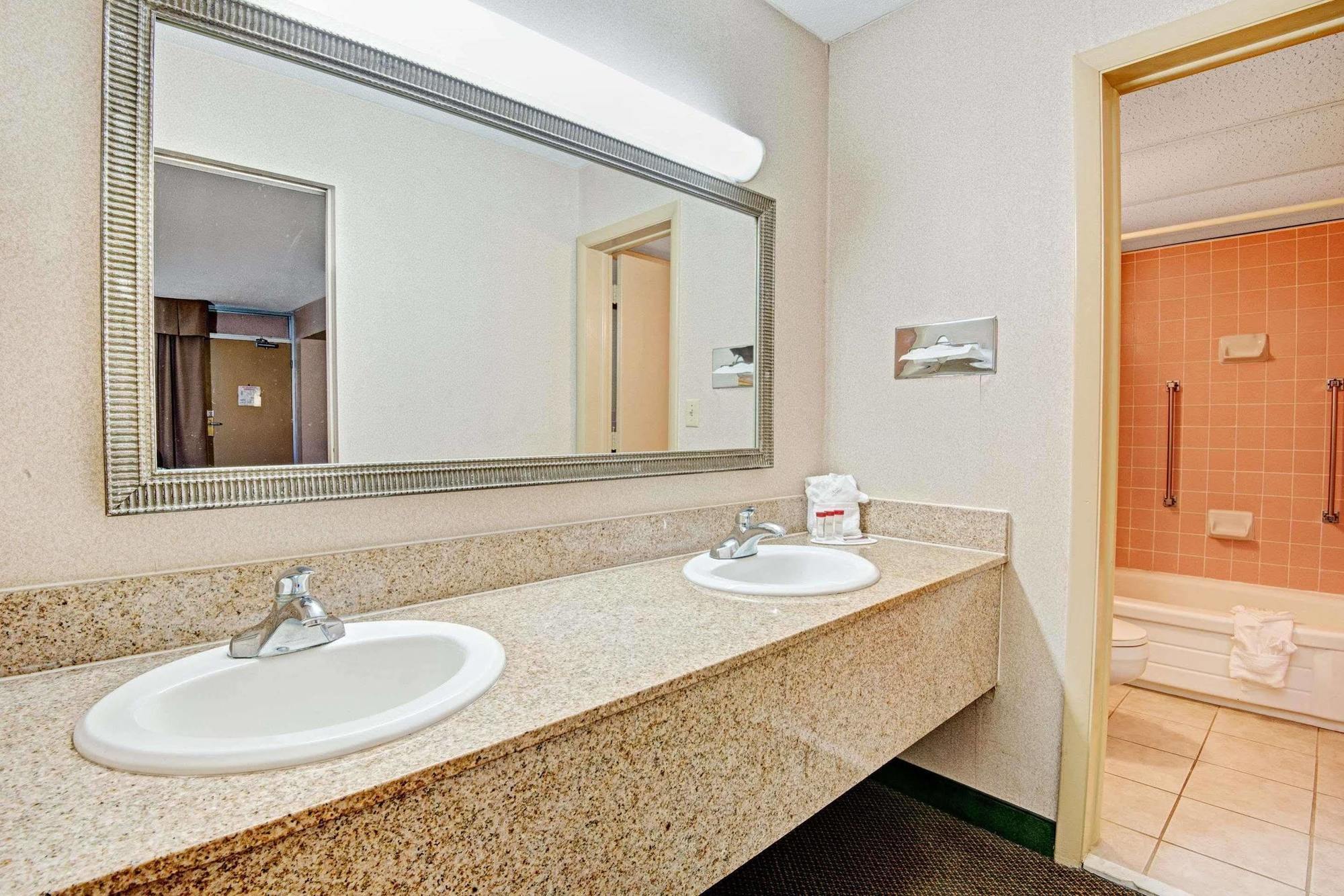 Ramada Overland Park Mission Kültér fotó